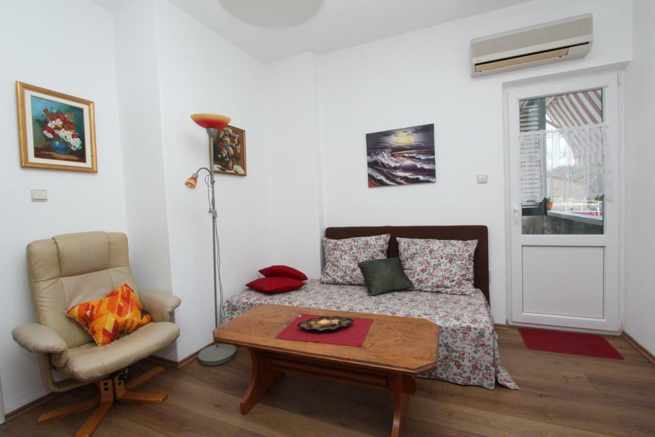 Apartment Dina ロヴィニ エクステリア 写真